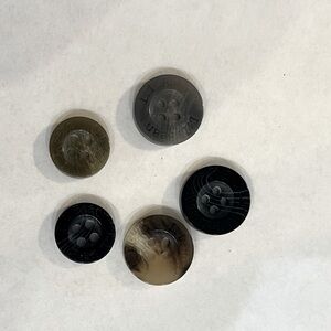Various LL Bean buttons (5)